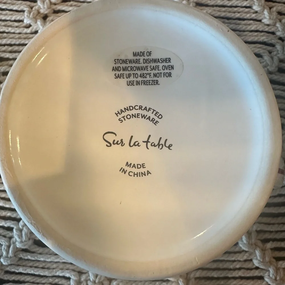 Sur la table Hand Crafted Monogramed N Stoneware Mug